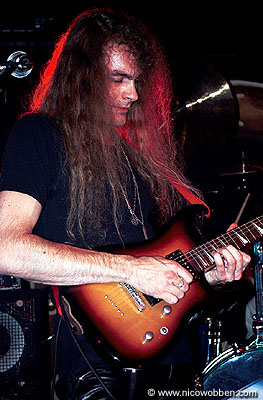 avln081100_2