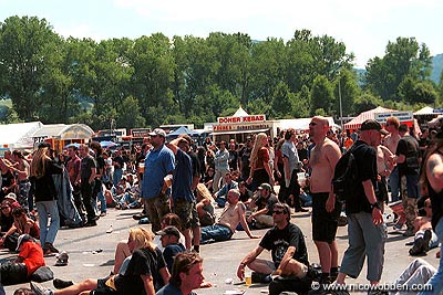 misc_byh02_crowd2