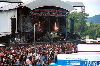 misc_byh02_crowd3