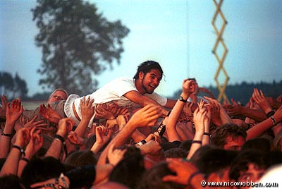 misc_woa03_crowd_stratovarius020803_02