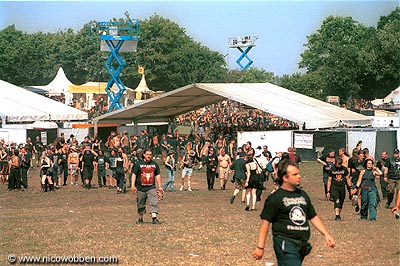 misc_woa04_crowd050804_3